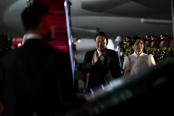 G20サミット出席のためングラ・ライ国際空港に到着した韓国の尹錫悦大統領と錫悦（ゴンヒ）夫人（13日） - Sputnik 日本
