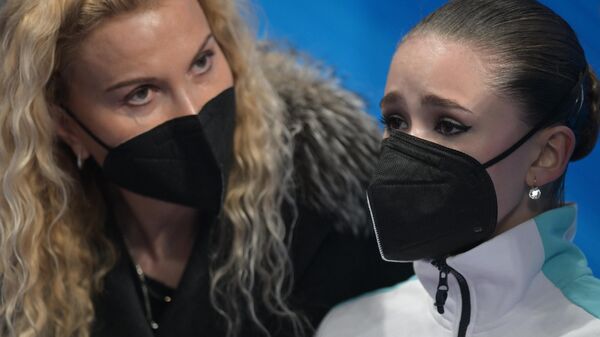 ドーピング疑惑の渦中に行われた北京五輪女子シングルの滑走後のワリエワ選手と、コーチのトゥトベリーゼ氏 - Sputnik 日本