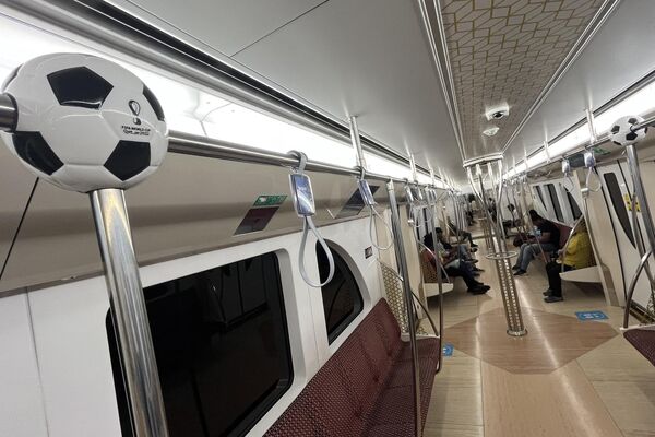 カタール大会仕様になった地下鉄の車両（カタール・ドーハ、8日） - Sputnik 日本