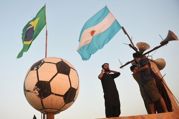 ブラジルとアルゼンチンの国旗を家の屋上に掲げるサッカーのサポーター（パキスタン・カラチ、12日） - Sputnik 日本