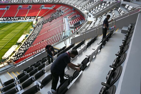 開幕戦の会場「アル・バイト・スタジアム」の座席を清掃する作業員ら（カタール・アル＝ホール、12日） - Sputnik 日本