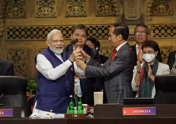 引継ぎ行事で議長国・インドネシアのジョコ大統領から木づちを引き継ぐ次期議長国・インドのモディ首相(左)(インドネシア・バリ島、16日) 引継ぎ行事で議長国・インドネシアのジョコ大統領から木づちを引き継ぐ次期議長国・インドのモディ首相(左)(インドネシア・バリ島、16日) - Sputnik 日本