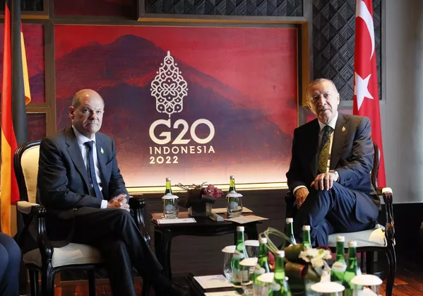 二国間会談を行うドイツのショルツ首相(左)とトルコのエルドアン大統領(インドネシア・バリ島、16日) 二国間会談を行うドイツのショルツ首相(左)とトルコのエルドアン大統領(インドネシア・バリ島、16日) - Sputnik 日本