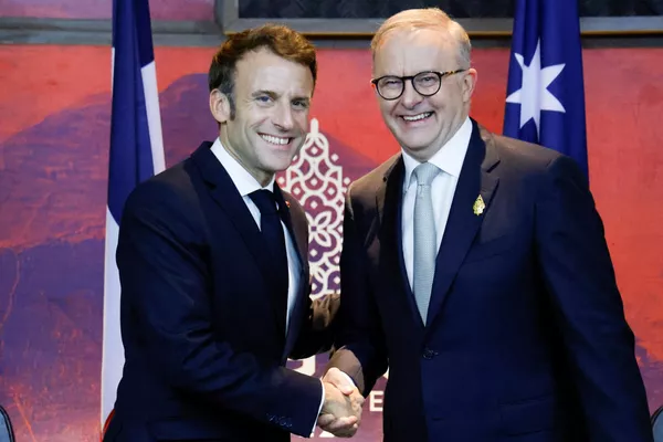 握手を交わすフランスのエママクロン大統領(左)とオーストラリアのアルバニージー首相(インドネシア・バリ島、16日) 握手を交わすフランスのエママクロン大統領(左)とオーストラリアのアルバニージー首相(インドネシア・バリ島、16日) - Sputnik 日本