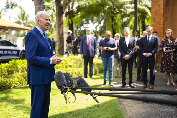 サミット終了後、囲み取材を受ける米国のバイデン大統領(インドネシア・バリ島、16日) サミット終了後、囲み取材を受ける米国のバイデン大統領(インドネシア・バリ島、16日) - Sputnik 日本