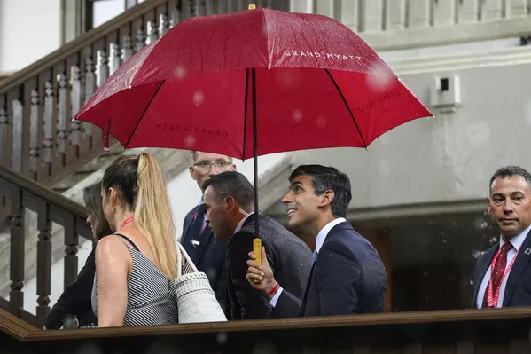 カナダのトルドー首相と記者会見した後、傘を持って移動する英国のリシ・スナク首相(インドネシア・バリ島、16日) カナダのトルドー首相と記者会見した後、傘を持って移動する英国のリシ・スナク首相(インドネシア・バリ島、16日) - Sputnik 日本
