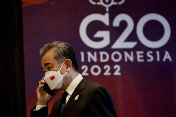 携帯電話で会話する中国の王外相(インドネシア・バリ島、16日) 携帯電話で会話する中国の王外相(インドネシア・バリ島、16日) - Sputnik 日本