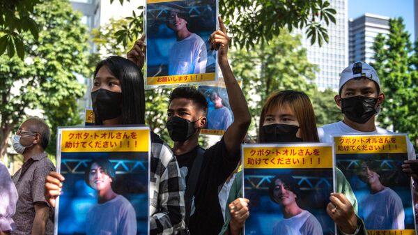 東京・外務省前の集会で、ミャンマーで拘束されている邦人、久保田亨さんのポスター。アーカイブ写真 - Sputnik 日本