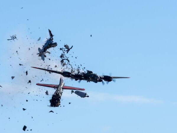 ダラス・エグゼクティブ空港で開催された航空ショー中に空中衝突するB-17 爆撃機「フライングフォートレス」とベル P-63戦闘機「キングコブラ）」（米テキサス州・ダラス、12日） - Sputnik 日本