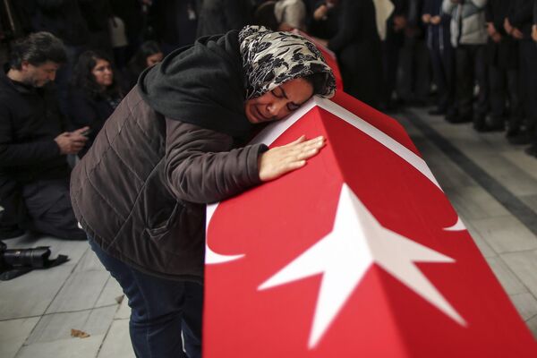 イスティクラル通りで起きた自爆テロの犠牲者の葬儀に参列する親族（トルコ・イスタンブール、14日） - Sputnik 日本