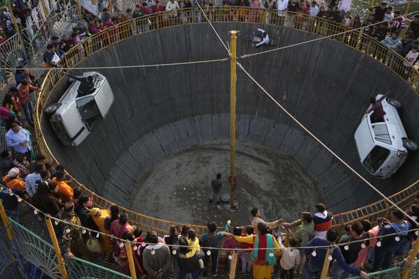 毎年恒例行事で、「死の井戸」と呼ばれる囲いを走る車とスタントマン（インド・ジャンムー近郊、12日） - Sputnik 日本