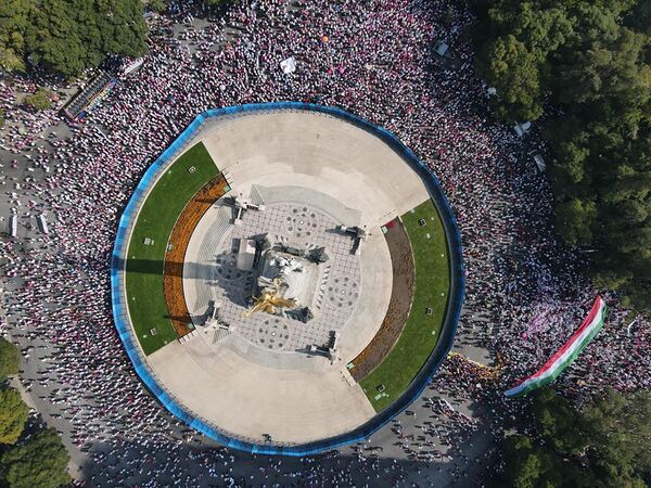 独立記念碑の周辺で集会を開く市民団体（メキシコ・メキシコシティ、13日） - Sputnik 日本