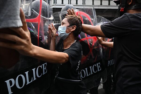 アジア太平洋経済協力会議（APEC）サミットの会場付近で行われたデモで、機動隊を押すデモ参加者（タイ・バンコク、17日） - Sputnik 日本