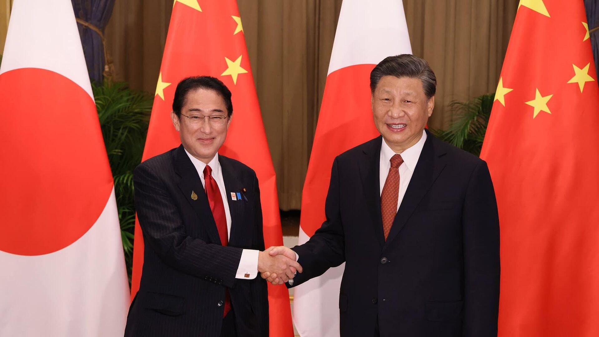 11月の日中首脳会談で笑顔で握手を交わす日本の岸田首相と中国の習主席 - Sputnik 日本, 1920, 22.12.2022