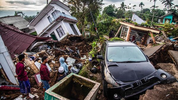 被害を受けた建物から物を引き揚げる住民ら（インドネシア・チアンジュール県、22日） - Sputnik 日本