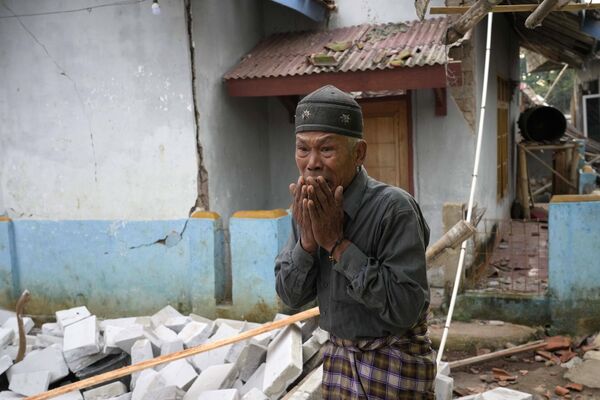 被害のあった建物の前に立つ男性（インドネシア・チアンジュール県、22日） - Sputnik 日本