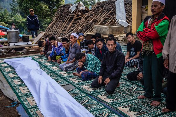 地震で犠牲となった人々の葬儀で祈りをささげる住民ら（インドネシア・チアンジュール県、22日） - Sputnik 日本