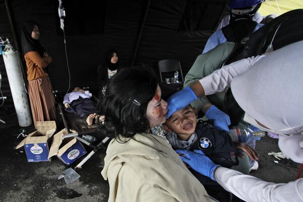 地震で負傷し、仮設病院で診療を受ける住民ら（インドネシア・チアンジュール県、22日） - Sputnik 日本