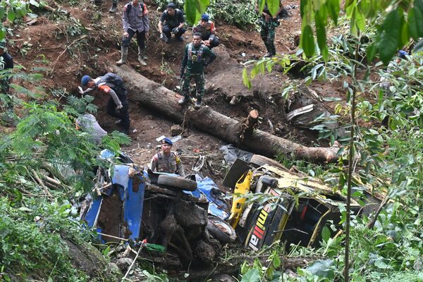 地震で横転したトラックを撤去するインドネシアの警察と兵士（インドネシア・チアンジュール県、22日） - Sputnik 日本