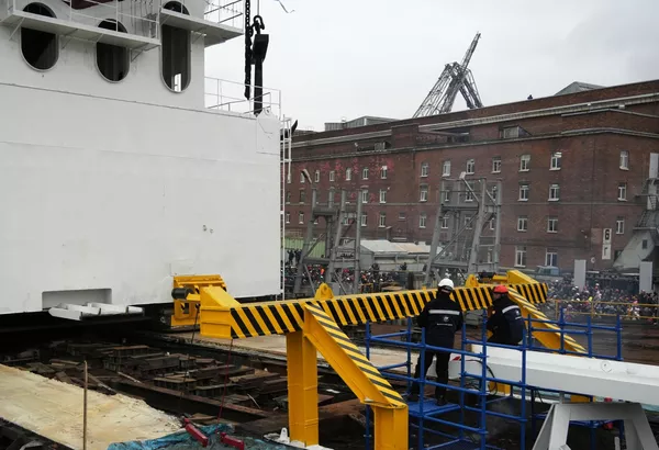 2220型原子力砕氷船「ヤクーチア」の進水式に向け作業にあたる作業員ら(ロシア・サンクトペテルブルク、22日) 2220型原子力砕氷船「ヤクーチア」の進水式に向け作業にあたる作業員ら(ロシア・サンクトペテルブルク、22日) - Sputnik 日本