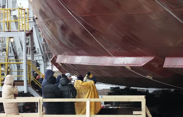 進水前の22220型原子力砕氷船「ヤクーチア」の船体を祝福する聖職者(ロシア・サンクトペテルブルク、22日) 進水前の22220型原子力砕氷船「ヤクーチア」の船体を祝福する聖職者(ロシア・サンクトペテルブルク、22日) - Sputnik 日本