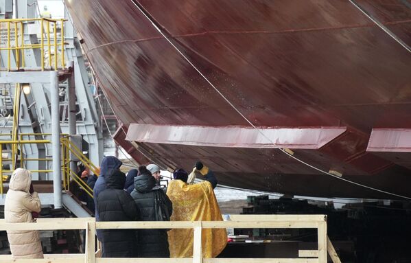 進水前の22220型原子力砕氷船「ヤクーチア」の船体を祝福する聖職者（ロシア・サンクトペテルブルク、22日） - Sputnik 日本