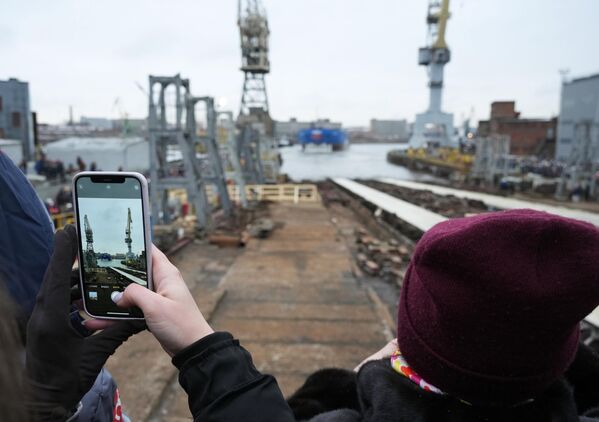 22220型原子力砕氷船「ヤクーチア」を撮影する人々（ロシア・サンクトペテルブルク、22日） - Sputnik 日本