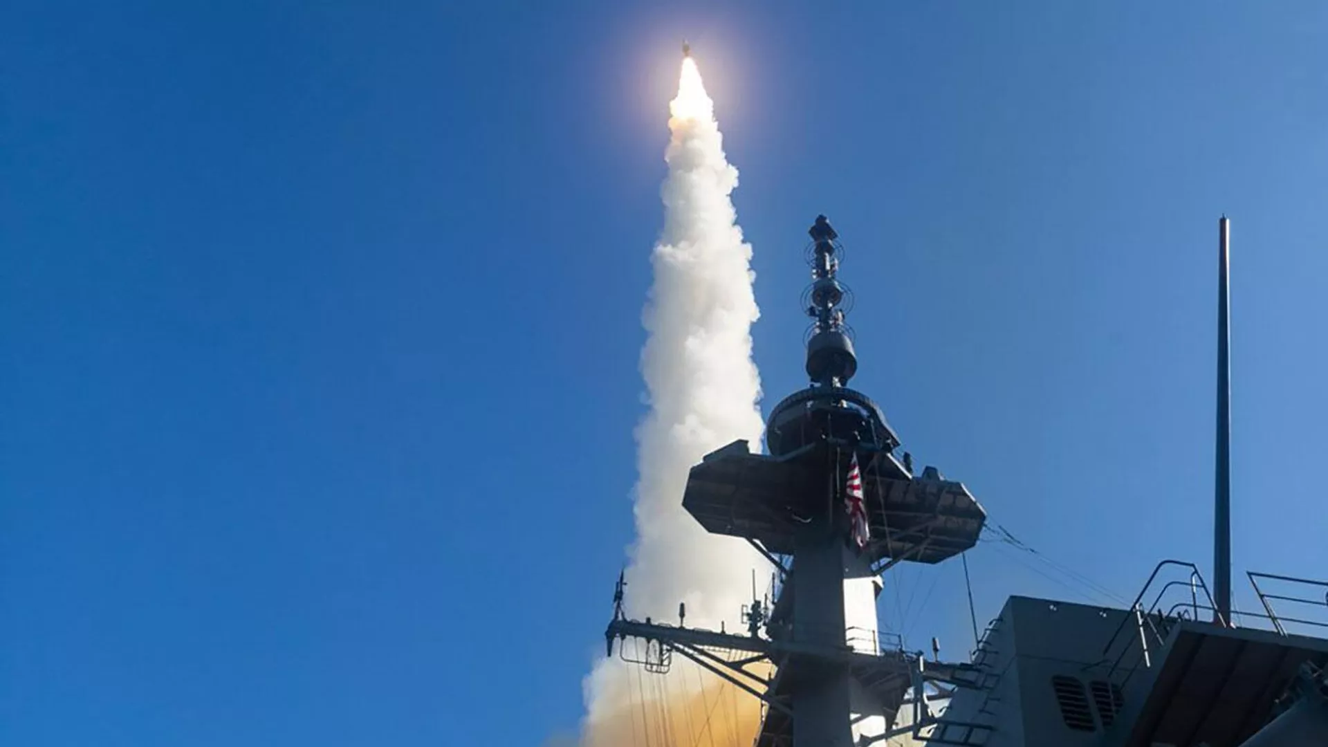 まや型護衛艦から発射されるSM3ミサイル