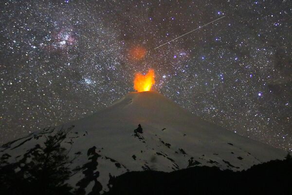 火山活動の兆しを見せるビジャリカ山（チリ・サンティアゴ、21日） - Sputnik 日本