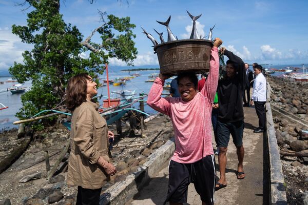 漁村を視察する米国のハリス副大統領（フィリピン・パラワン島、22日） - Sputnik 日本