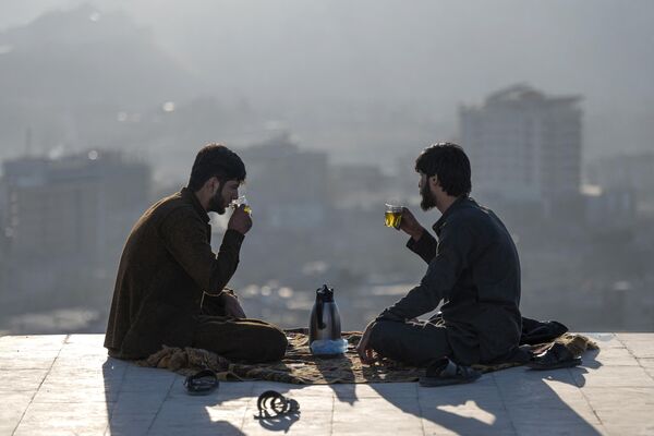 丘の上でお茶を飲む男性（アフガニスタン・カブール、23日） - Sputnik 日本