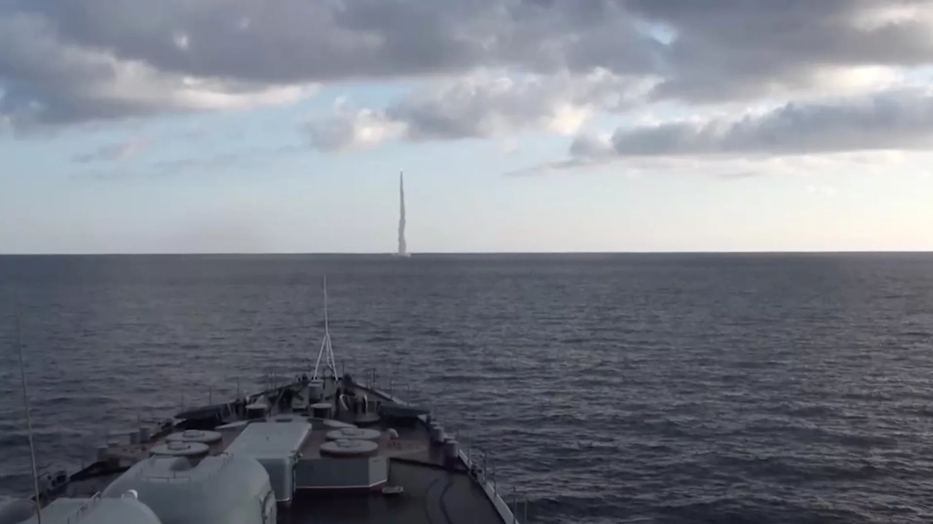 ロシア太平洋艦隊の潜水艦「マガダン」が水中から「カリブル」ミサイルを発射する。ビデオフレーム