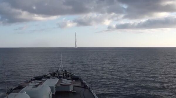 ロシア太平洋艦隊の潜水艦「マガダン」が水中から「カリブル」ミサイルを発射する。ビデオフレーム - Sputnik 日本