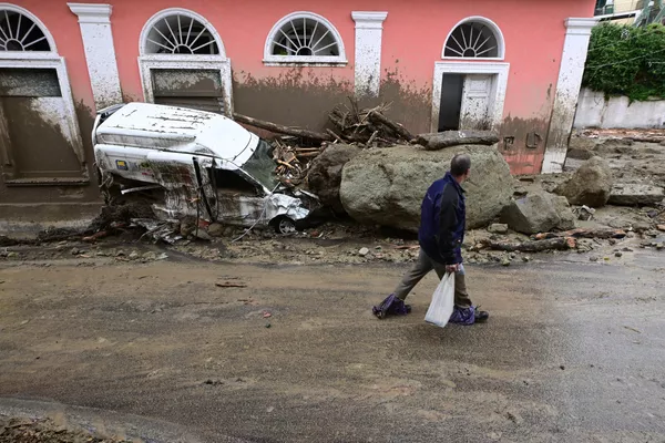 豪雨による土砂崩れで流された車の前を通る地元住民(イタリア・イスキア島、27日) 豪雨による土砂崩れで流された車の前を通る地元住民(イタリア・イスキア島、27日) - Sputnik 日本