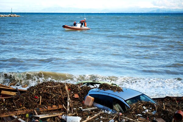 豪雨による土砂崩れで破損した車（イタリア・イスキア島、27日） - Sputnik 日本
