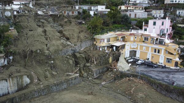 豪雨による土砂崩れで倒壊した建物。12人が行方不明となっている（イタリア・イスキア島、27日） - Sputnik 日本