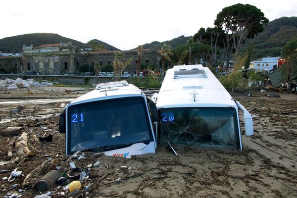 土砂に埋もれた観光バス（イタリア・イスキア島、27日） - Sputnik 日本