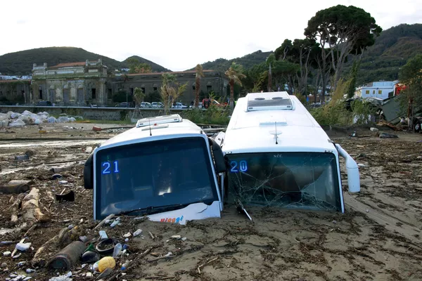 土砂に埋もれた観光バス(イタリア・イスキア島、27日) 土砂に埋もれた観光バス(イタリア・イスキア島、27日) - Sputnik 日本