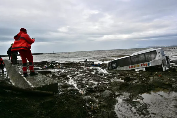 港で土砂に埋もれた車両を見つめる救助隊員(イタリア・イスキア島、27日) 港で土砂に埋もれた車両を見つめる救助隊員(イタリア・イスキア島、27日) - Sputnik 日本