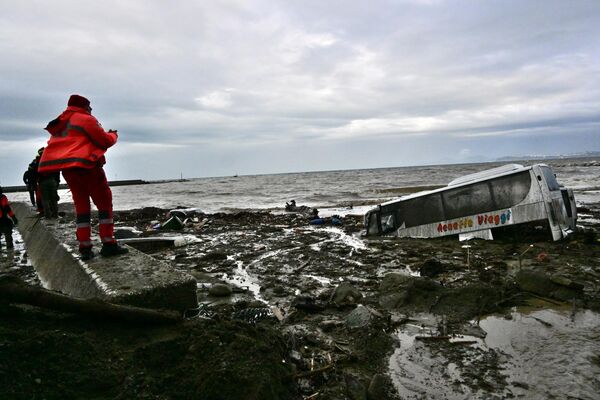 港で土砂に埋もれた車両を見つめる救助隊員（イタリア・イスキア島、27日） - Sputnik 日本