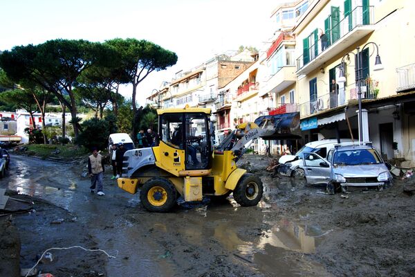 土砂崩れ発生後に道路の清掃作業にあたる救助隊員ら（イタリア・イスキア島、27日） - Sputnik 日本