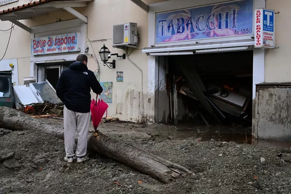 土砂崩れに巻き込まれた店舗を見つめる地元住民(イタリア・イスキア島、27日) 土砂崩れに巻き込まれた店舗を見つめる地元住民(イタリア・イスキア島、27日) - Sputnik 日本