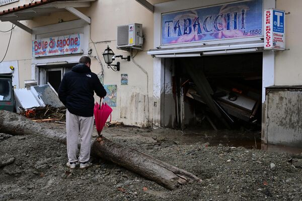 土砂崩れに巻き込まれた店舗を見つめる地元住民（イタリア・イスキア島、27日） - Sputnik 日本