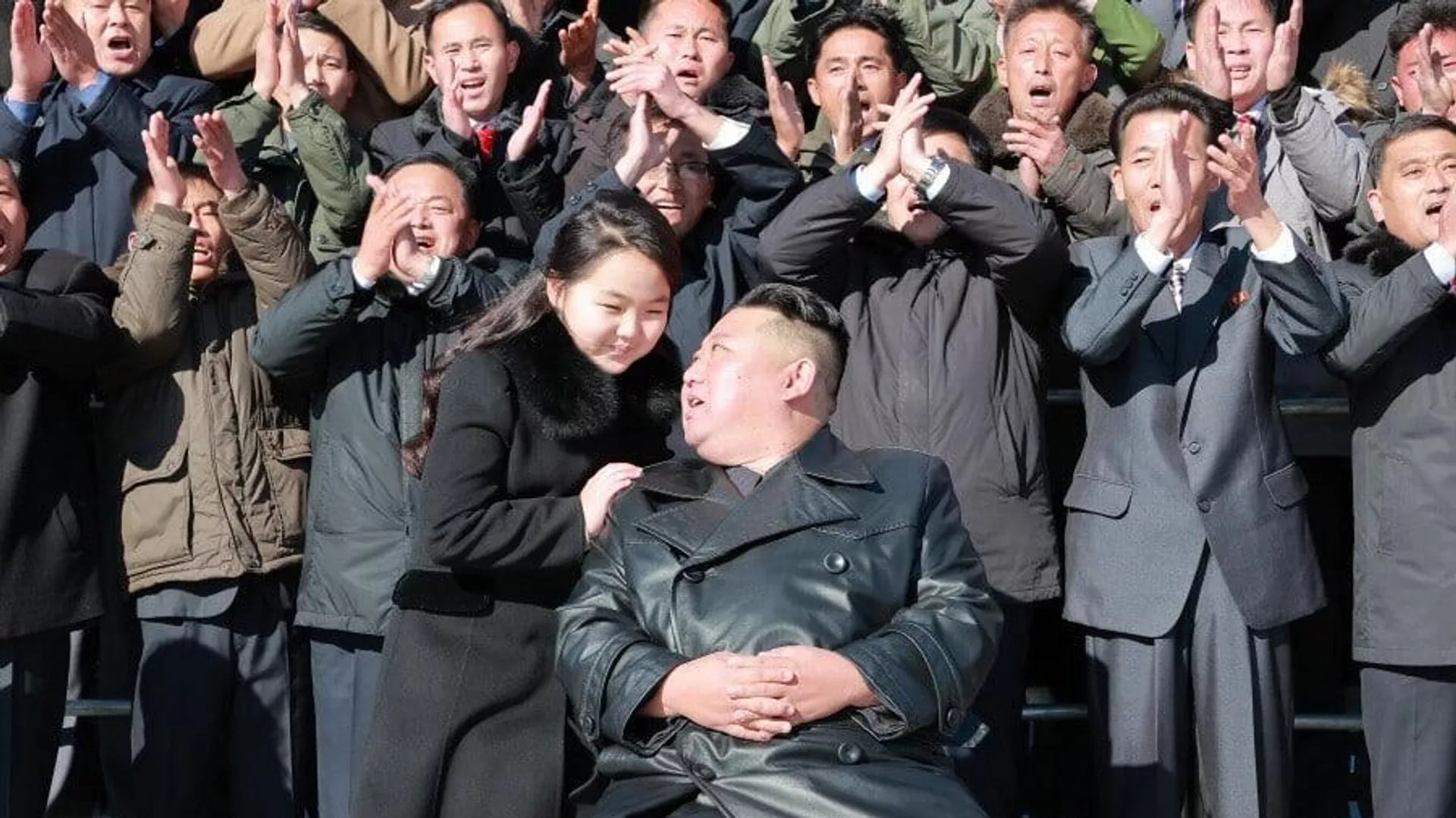 金正恩親娘と労働者