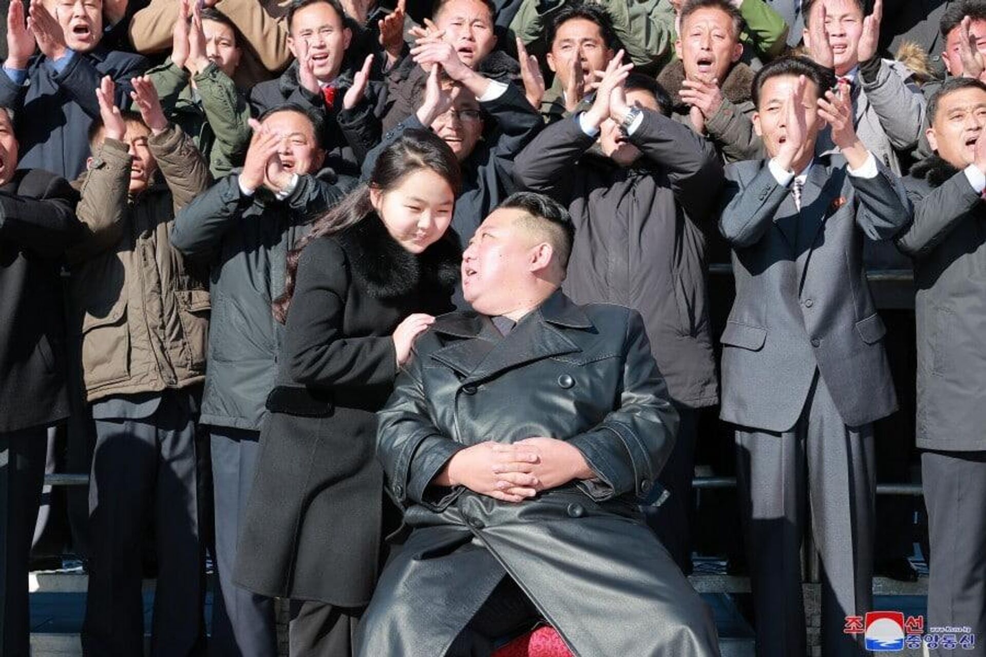 Глава КНДР Ким Чен Ын с дочерью провел фотосессию с работниками ОПК, работавшими над запуском межконтинентальной баллистической ракеты Хвасон-17 - Sputnik 日本, 1920, 01.01.2023