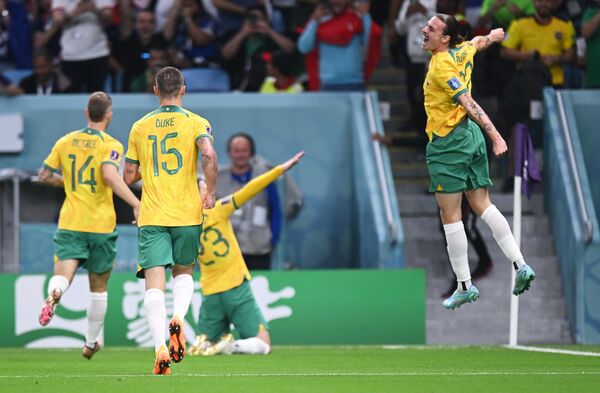 グループステージ・フランス対オーストラリア戦でゴールを決めて喜ぶオーストラリア代表の選手たち（22日） - Sputnik 日本