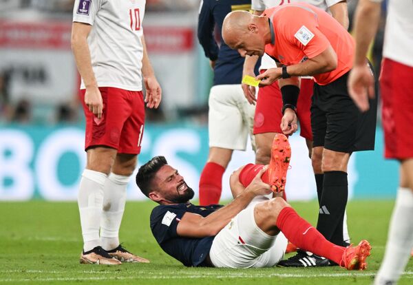グループステージ・フランス対デンマーク戦で、足の負傷を訴えるフランス代表のオリヴィエ・ジルー選手と主審のシモン・マルチニアク氏（26日） - Sputnik 日本