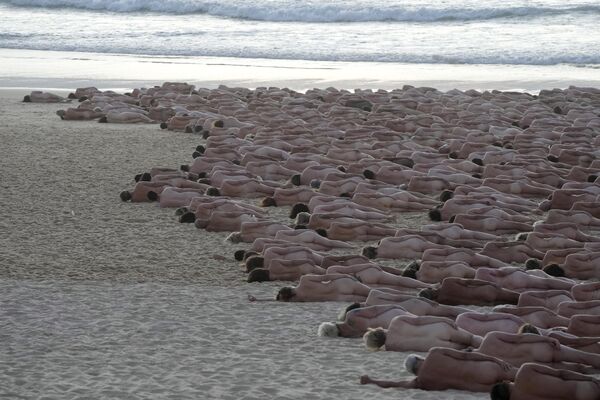 皮膚がんの早期発見の重要性について認識を高める取り組みの一環で、ヌードでビーチに寝そべる人々（オーストラリア・シドニー、26日） - Sputnik 日本