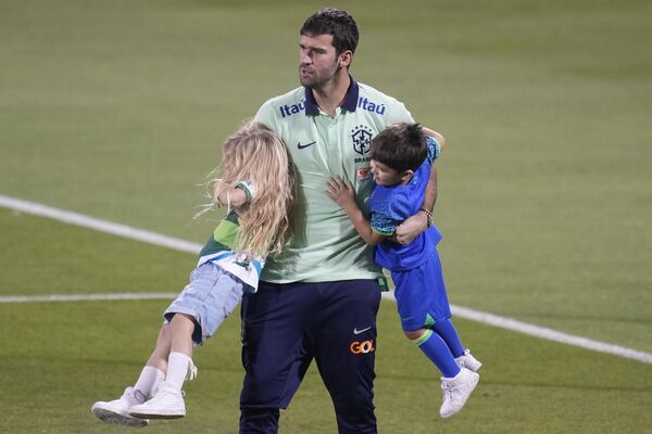 グランド・ハマド・スタジアムでトレーニングを終え、息子と娘と遊ぶブラジル代表GKのアリソン選手（カタール・ドーハ、29日） - Sputnik 日本