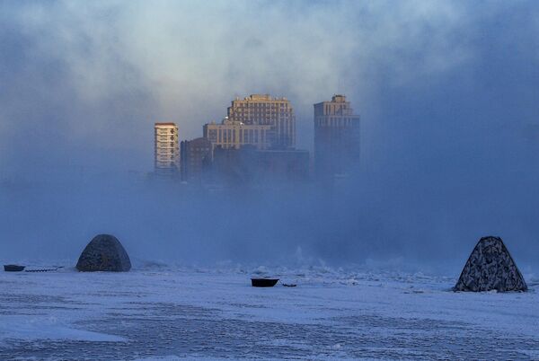 マイナス30度まで気温が下がる中、凍結したオビ川の上にテントを張る漁師ら（ロシア・ノヴォシビルスク、26日） - Sputnik 日本